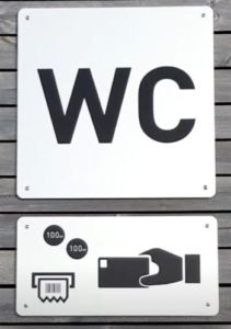 Sign toilet di Þingvellir National Park. IKR 200, bayar pake kartu kredit